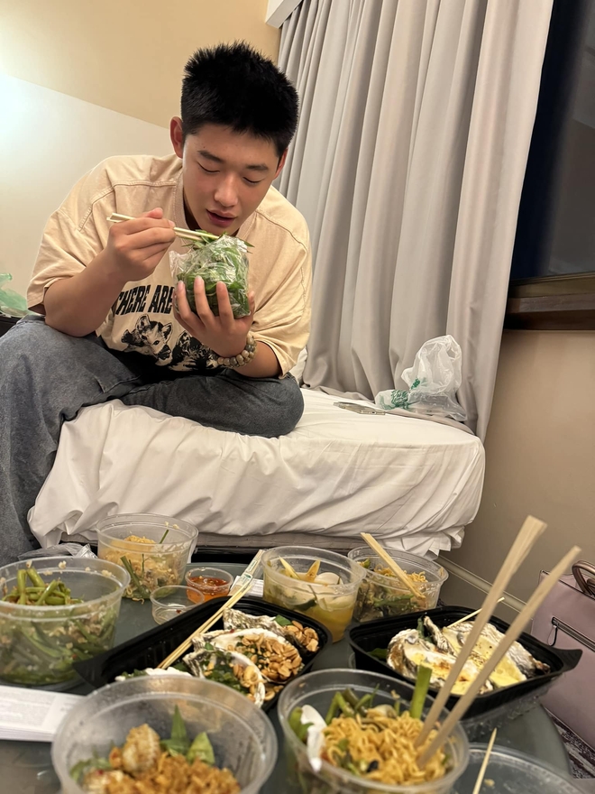 Khi con riêng của chồng cùng Hằng Du Mục livestream đồ ăn Việt: Đam mê tới nỗi mukbang liên tục - Ảnh 4.