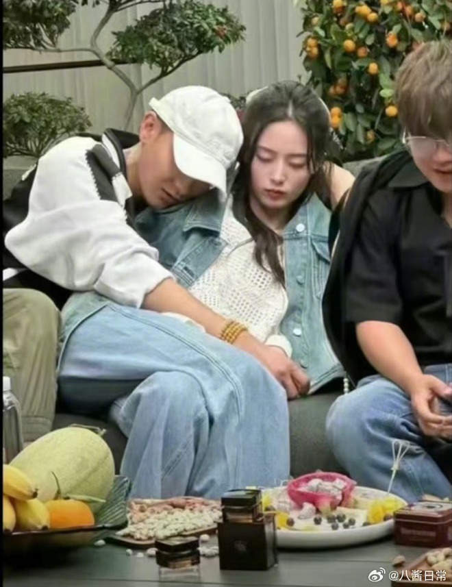 Nóng: Chủ tịch và nàng thơ gen Z công khai mối quan hệ? - Ảnh 6. Nóng: Chủ tịch và nàng thơ gen Z công khai mối quan hệ? - Ảnh 6.