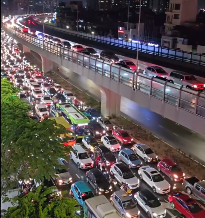 Nhiều tuyến phố Hà Nội ngập thành sông sau cơn mưa tầm tã giờ tan tầm, ùn tắc dài cả giờ đồng hồ- Ảnh 20. Nhiều tuyến phố Hà Nội ngập thành sông sau cơn mưa tầm tã giờ tan tầm, ùn tắc dài cả giờ đồng hồ- Ảnh 20.