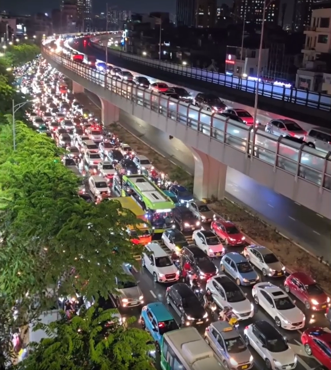 Nhiều tuyến phố Hà Nội ngập thành sông sau cơn mưa tầm tã giờ tan tầm, ùn tắc dài cả giờ đồng hồ- Ảnh 21. Nhiều tuyến phố Hà Nội ngập thành sông sau cơn mưa tầm tã giờ tan tầm, ùn tắc dài cả giờ đồng hồ- Ảnh 21.