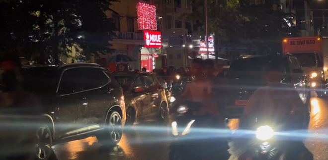 Nhiều tuyến phố Hà Nội ngập thành sông sau cơn mưa tầm tã giờ tan tầm, ùn tắc dài cả giờ đồng hồ- Ảnh 22. Nhiều tuyến phố Hà Nội ngập thành sông sau cơn mưa tầm tã giờ tan tầm, ùn tắc dài cả giờ đồng hồ- Ảnh 22.