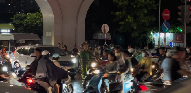 Nhiều tuyến phố Hà Nội ngập thành sông sau cơn mưa tầm tã giờ tan tầm, ùn tắc dài cả giờ đồng hồ- Ảnh 26. Nhiều tuyến phố Hà Nội ngập thành sông sau cơn mưa tầm tã giờ tan tầm, ùn tắc dài cả giờ đồng hồ- Ảnh 26.