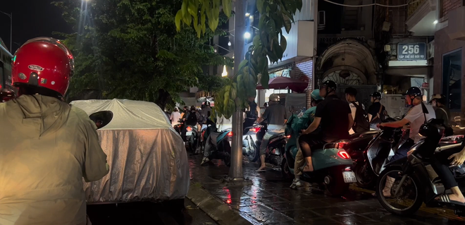 Nhiều tuyến phố Hà Nội ngập thành sông sau cơn mưa tầm tã giờ tan tầm, ùn tắc dài cả giờ đồng hồ- Ảnh 24. Nhiều tuyến phố Hà Nội ngập thành sông sau cơn mưa tầm tã giờ tan tầm, ùn tắc dài cả giờ đồng hồ- Ảnh 24.