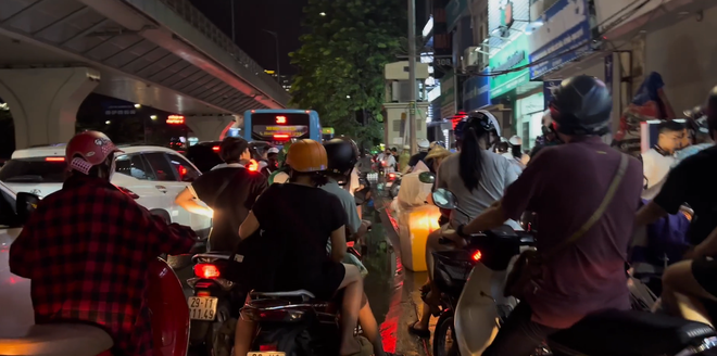 Nhiều tuyến phố Hà Nội ngập thành sông sau cơn mưa tầm tã giờ tan tầm, ùn tắc dài cả giờ đồng hồ- Ảnh 25. Nhiều tuyến phố Hà Nội ngập thành sông sau cơn mưa tầm tã giờ tan tầm, ùn tắc dài cả giờ đồng hồ- Ảnh 25.