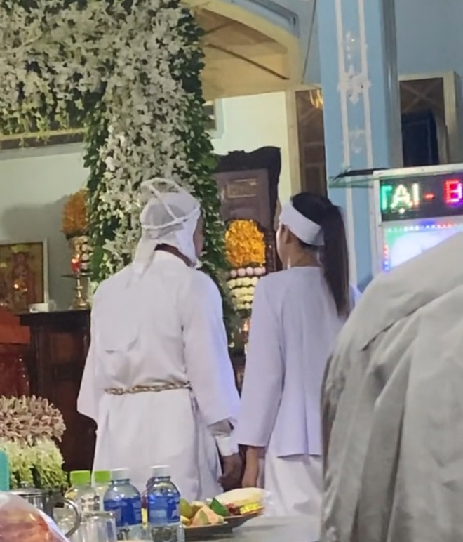 Hoa hậu Ngọc Châu lộ diện tiều tuỵ, khóc nức nở trong tang lễ mẹ- Ảnh 3. Hoa hậu Ngọc Châu lộ diện tiều tuỵ, khóc nức nở trong tang lễ mẹ- Ảnh 3.