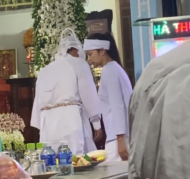 Hoa hậu Ngọc Châu lộ diện tiều tuỵ, khóc nức nở trong tang lễ mẹ- Ảnh 4. Hoa hậu Ngọc Châu lộ diện tiều tuỵ, khóc nức nở trong tang lễ mẹ- Ảnh 4.