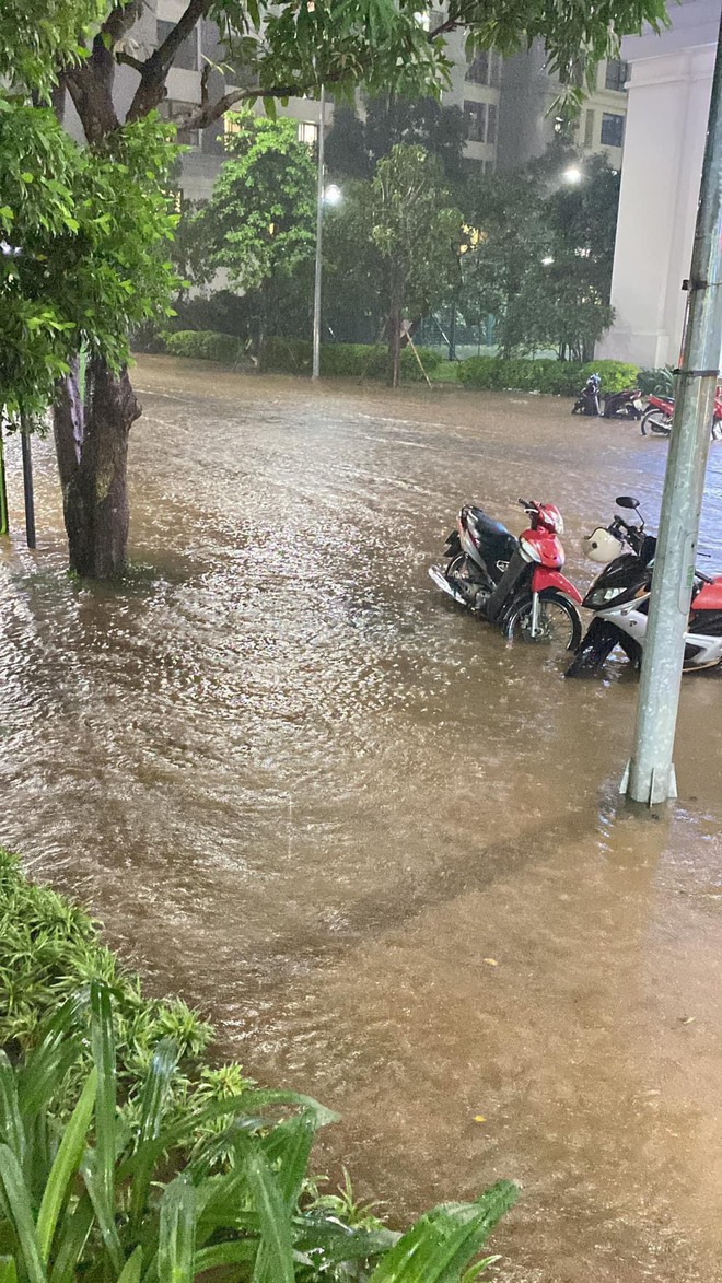 Nhiều tuyến phố Hà Nội ngập thành sông sau cơn mưa tầm tã giờ tan tầm, ùn tắc dài cả giờ đồng hồ- Ảnh 3. Nhiều tuyến phố Hà Nội ngập thành sông sau cơn mưa tầm tã giờ tan tầm, ùn tắc dài cả giờ đồng hồ- Ảnh 3.