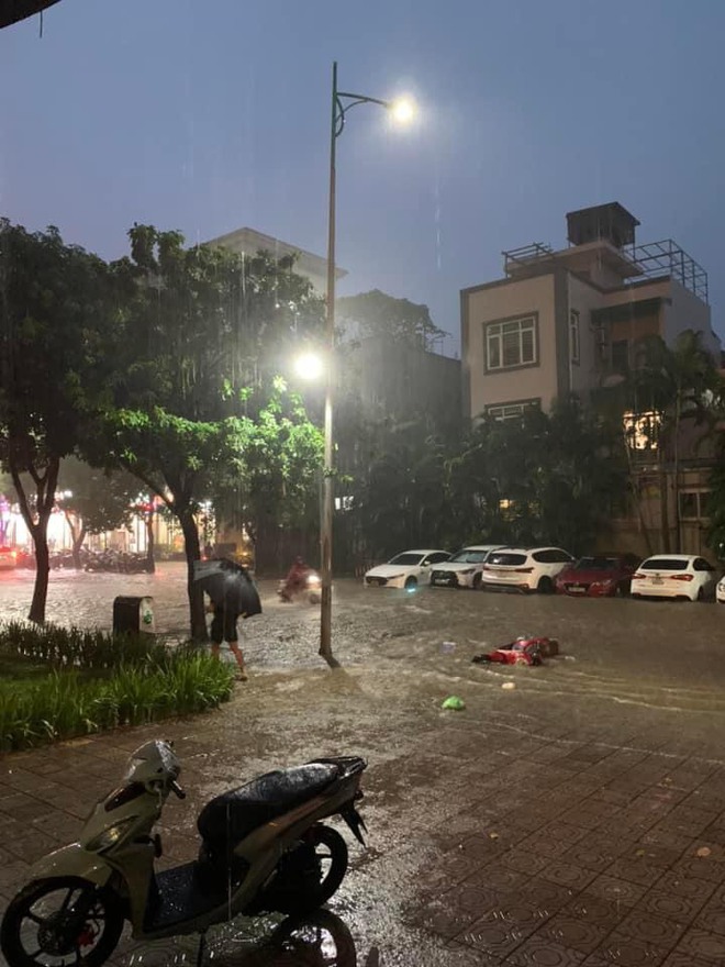 Nhiều tuyến phố Hà Nội ngập thành sông sau cơn mưa tầm tã giờ tan tầm, ùn tắc dài cả giờ đồng hồ- Ảnh 4. Nhiều tuyến phố Hà Nội ngập thành sông sau cơn mưa tầm tã giờ tan tầm, ùn tắc dài cả giờ đồng hồ- Ảnh 4.