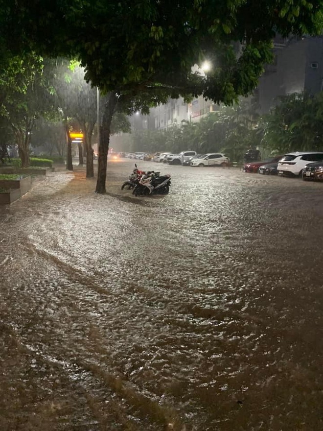 Nhiều tuyến phố Hà Nội ngập thành sông sau cơn mưa tầm tã giờ tan tầm, ùn tắc dài cả giờ đồng hồ- Ảnh 5. Nhiều tuyến phố Hà Nội ngập thành sông sau cơn mưa tầm tã giờ tan tầm, ùn tắc dài cả giờ đồng hồ- Ảnh 5.