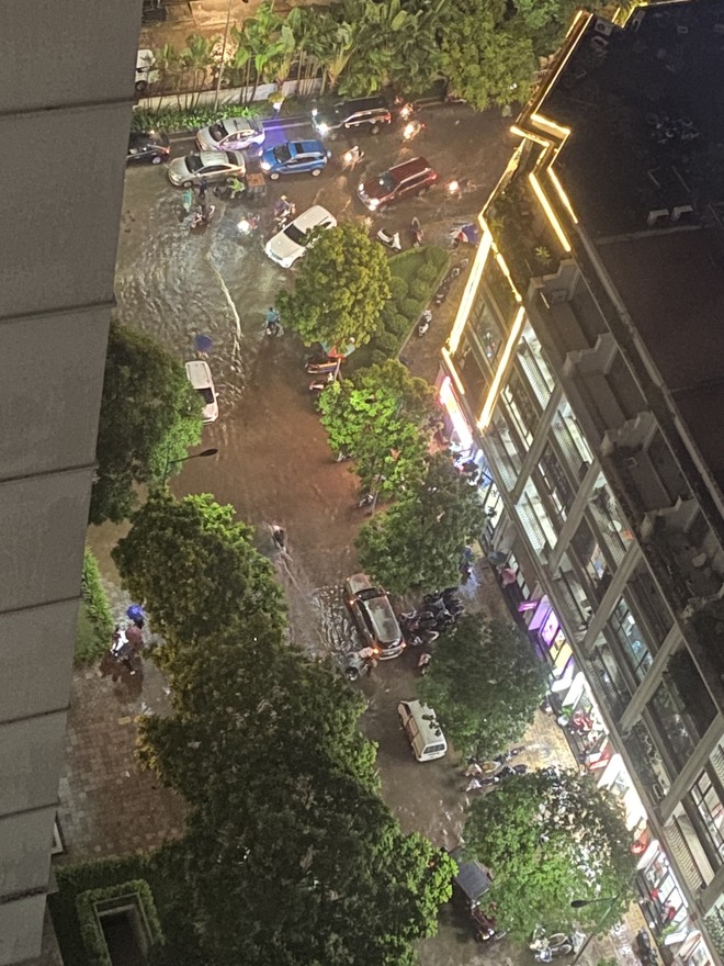 Nhiều tuyến phố Hà Nội ngập thành sông sau cơn mưa tầm tã giờ tan tầm, ùn tắc dài cả giờ đồng hồ- Ảnh 2. Nhiều tuyến phố Hà Nội ngập thành sông sau cơn mưa tầm tã giờ tan tầm, ùn tắc dài cả giờ đồng hồ- Ảnh 2.