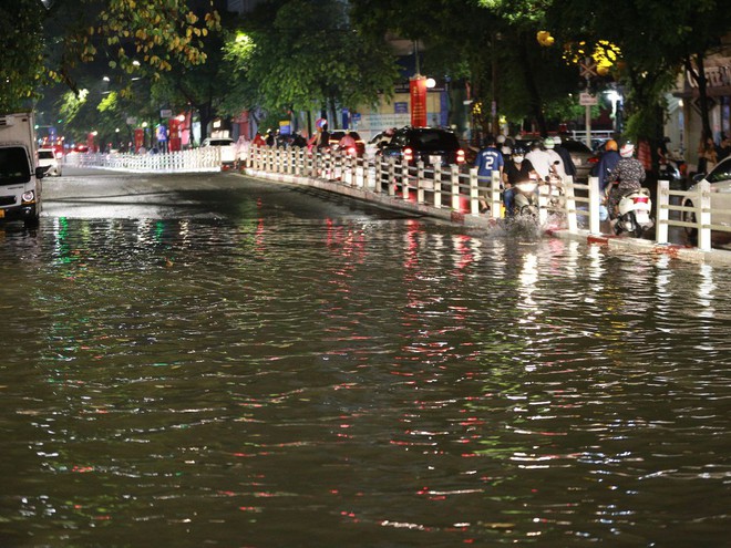 Nhiều tuyến phố Hà Nội ngập thành sông sau cơn mưa tầm tã giờ tan tầm, ùn tắc dài cả giờ đồng hồ- Ảnh 12. Nhiều tuyến phố Hà Nội ngập thành sông sau cơn mưa tầm tã giờ tan tầm, ùn tắc dài cả giờ đồng hồ- Ảnh 12.