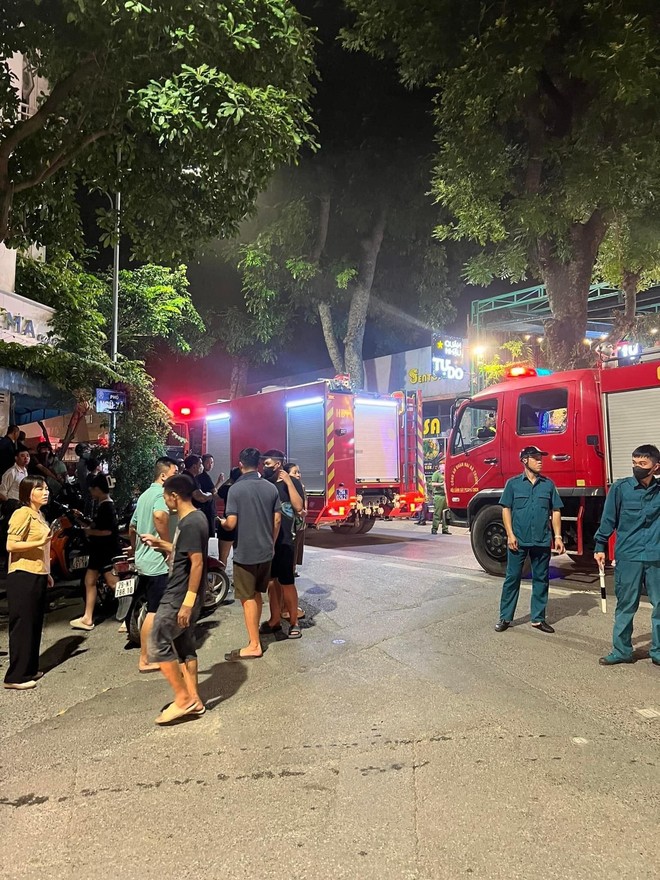 Toàn cảnh vụ cháy quán bar trên phố Phó Đức Chính: Hàng chục chiến sĩ nỗ lực dập lửa suốt nhiều giờ- Ảnh 1. Toàn cảnh vụ cháy quán bar trên phố Phó Đức Chính: Hàng chục chiến sĩ nỗ lực dập lửa suốt nhiều giờ- Ảnh 1.