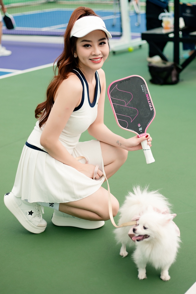 MC mặc sexy lên sân chơi Pickleball giải mã sức hút "kịch trần" của gái đẹp mê thể thao- Ảnh 2. MC mặc sexy lên sân chơi Pickleball giải mã sức hút "kịch trần" của gái đẹp mê thể thao- Ảnh 2.