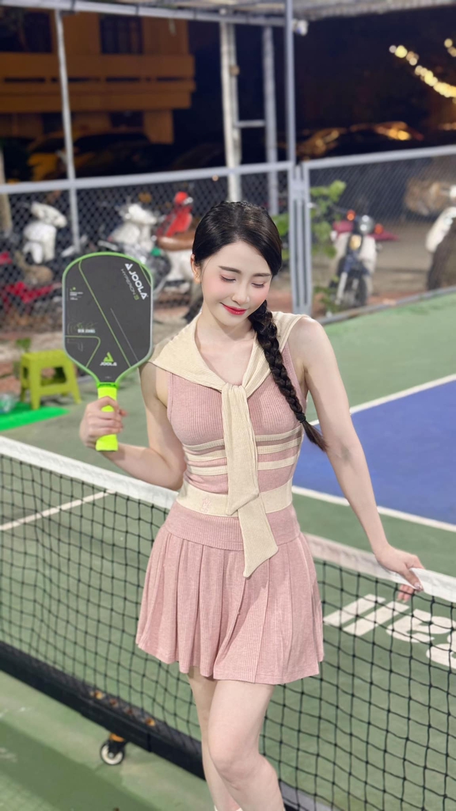 Quỳnh Nga diện đồ bộ đi đánh pickleball, hỏi netizen như vậy có ổn không?- Ảnh 5. Quỳnh Nga diện đồ bộ đi đánh pickleball, hỏi netizen như vậy có ổn không?- Ảnh 5.