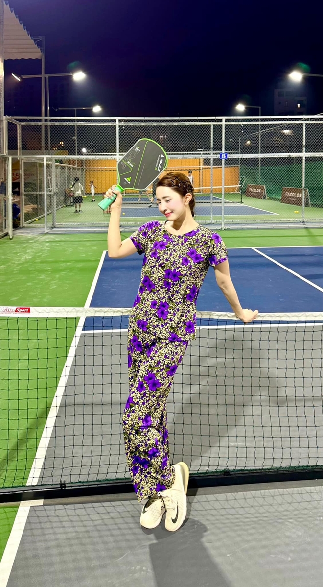 Quỳnh Nga diện đồ bộ đi đánh pickleball, hỏi netizen như vậy có ổn không?- Ảnh 2. Quỳnh Nga diện đồ bộ đi đánh pickleball, hỏi netizen như vậy có ổn không?- Ảnh 2.