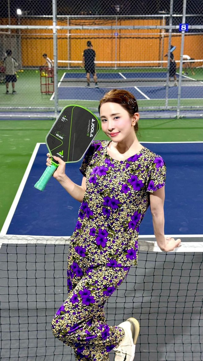 Quỳnh Nga diện đồ bộ đi đánh pickleball, hỏi netizen như vậy có ổn không?- Ảnh 1. Quỳnh Nga diện đồ bộ đi đánh pickleball, hỏi netizen như vậy có ổn không?- Ảnh 1.