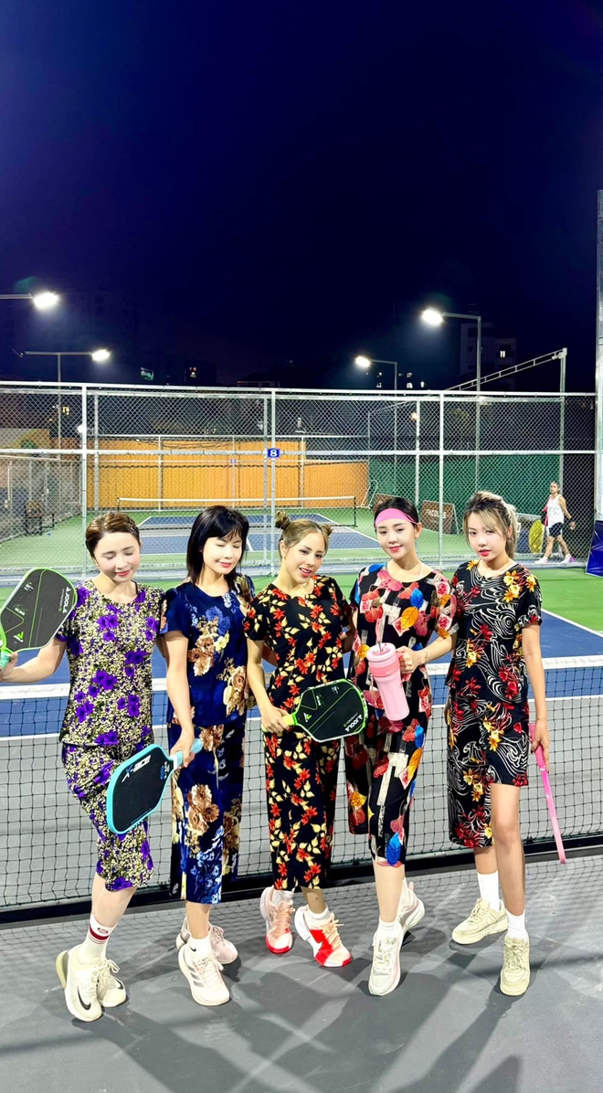 Quỳnh Nga diện đồ bộ đi đánh pickleball, hỏi netizen như vậy có ổn không?- Ảnh 4. Quỳnh Nga diện đồ bộ đi đánh pickleball, hỏi netizen như vậy có ổn không?- Ảnh 4.