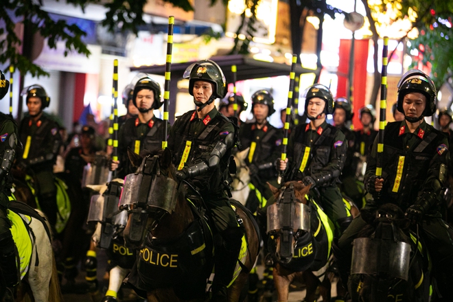 Ảnh, clip: Đoàn Cảnh sát cơ động diễu hành kỵ binh ở phố đi bộ Nguyễn Huệ, hàng ngàn người trầm trồ- Ảnh 5. Ảnh, clip: Đoàn Cảnh sát cơ động diễu hành kỵ binh ở phố đi bộ Nguyễn Huệ, hàng ngàn người trầm trồ- Ảnh 5.