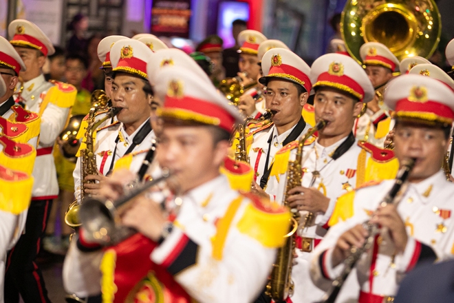 Ảnh, clip: Đoàn Cảnh sát cơ động diễu hành kỵ binh ở phố đi bộ Nguyễn Huệ, hàng ngàn người trầm trồ- Ảnh 3. Ảnh, clip: Đoàn Cảnh sát cơ động diễu hành kỵ binh ở phố đi bộ Nguyễn Huệ, hàng ngàn người trầm trồ- Ảnh 3.