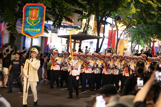 Ảnh, clip: Đoàn Cảnh sát cơ động diễu hành kỵ binh ở phố đi bộ Nguyễn Huệ, hàng ngàn người trầm trồ- Ảnh 4. Ảnh, clip: Đoàn Cảnh sát cơ động diễu hành kỵ binh ở phố đi bộ Nguyễn Huệ, hàng ngàn người trầm trồ- Ảnh 4.