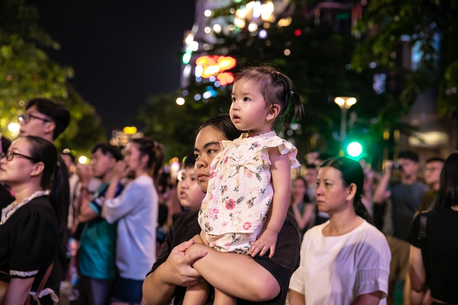 Ảnh, clip: Đoàn Cảnh sát cơ động diễu hành kỵ binh ở phố đi bộ Nguyễn Huệ, hàng ngàn người trầm trồ- Ảnh 15. Ảnh, clip: Đoàn Cảnh sát cơ động diễu hành kỵ binh ở phố đi bộ Nguyễn Huệ, hàng ngàn người trầm trồ- Ảnh 15.