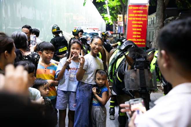 Ảnh, clip: Đoàn Cảnh sát cơ động diễu hành kỵ binh ở phố đi bộ Nguyễn Huệ, hàng ngàn người trầm trồ- Ảnh 16. Ảnh, clip: Đoàn Cảnh sát cơ động diễu hành kỵ binh ở phố đi bộ Nguyễn Huệ, hàng ngàn người trầm trồ- Ảnh 16.