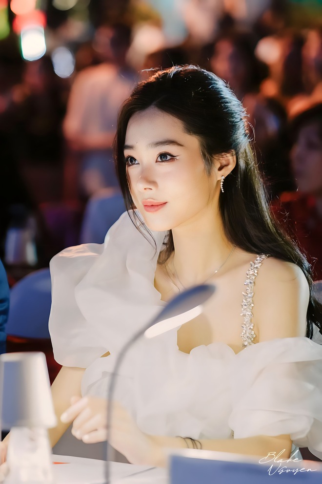 Ngắm nữ sinh Ngoại thương như Ngắm nữ sinh Ngoại thương như