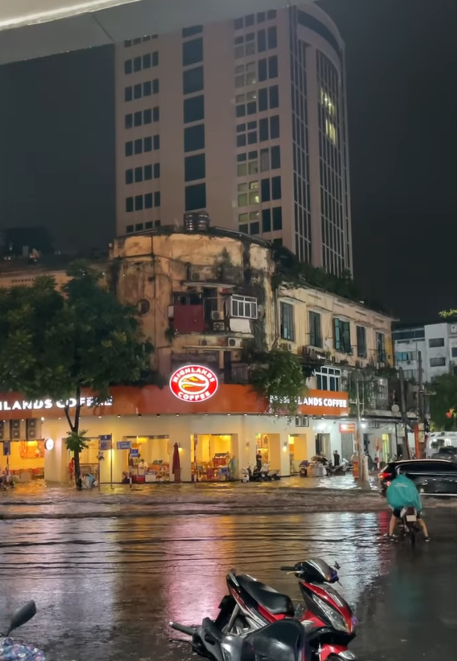 ẢNH, CLIP: Mưa gió sầm sập kéo giật lùi cả người lẫn xe, nhiều tuyến phố Hà Nội ngập lụt trong đêm- Ảnh 3. ẢNH, CLIP: Mưa gió sầm sập kéo giật lùi cả người lẫn xe, nhiều tuyến phố Hà Nội ngập lụt trong đêm- Ảnh 3.