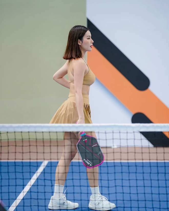 Tới lượt bạn thân Huyền Baby thành tâm điểm tranh cãi bởi đồ tập pickleball khoe lưng trần mướt mồ hôi- Ảnh 2. Tới lượt bạn thân Huyền Baby thành tâm điểm tranh cãi bởi đồ tập pickleball khoe lưng trần mướt mồ hôi- Ảnh 2.