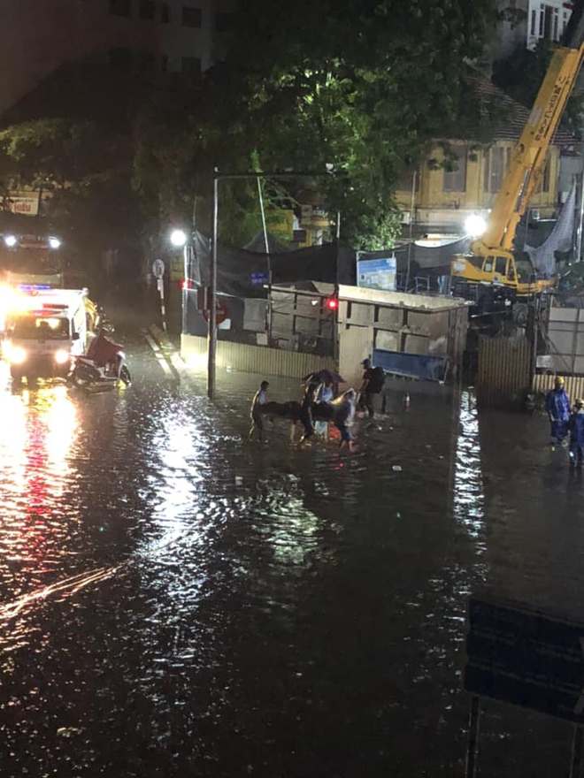 ẢNH, CLIP: Mưa gió sầm sập kéo giật lùi cả người lẫn xe, nhiều tuyến phố Hà Nội ngập lụt trong đêm- Ảnh 2. ẢNH, CLIP: Mưa gió sầm sập kéo giật lùi cả người lẫn xe, nhiều tuyến phố Hà Nội ngập lụt trong đêm- Ảnh 2.