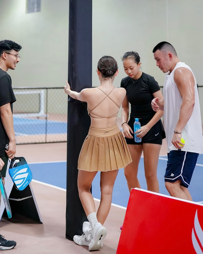 Tới lượt bạn thân Huyền Baby thành tâm điểm tranh cãi bởi đồ tập pickleball khoe lưng trần mướt mồ hôi- Ảnh 4. Tới lượt bạn thân Huyền Baby thành tâm điểm tranh cãi bởi đồ tập pickleball khoe lưng trần mướt mồ hôi- Ảnh 4.