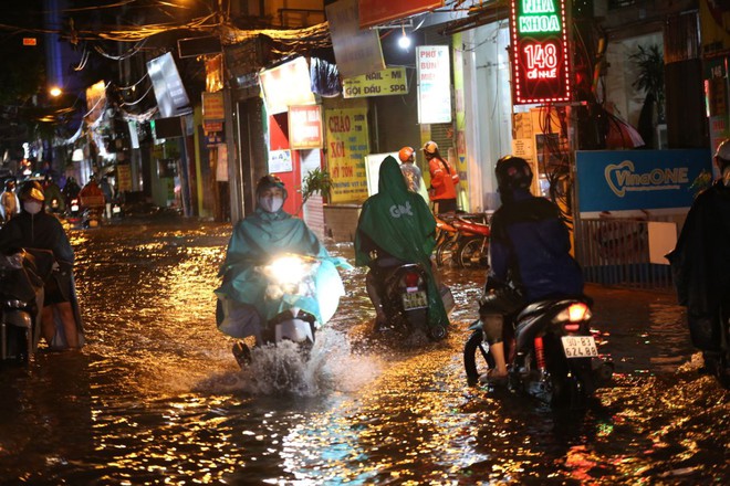 ẢNH, CLIP: Mưa gió sầm sập kéo giật lùi cả người lẫn xe, nhiều tuyến phố Hà Nội ngập lụt trong đêm- Ảnh 4. ẢNH, CLIP: Mưa gió sầm sập kéo giật lùi cả người lẫn xe, nhiều tuyến phố Hà Nội ngập lụt trong đêm- Ảnh 4.