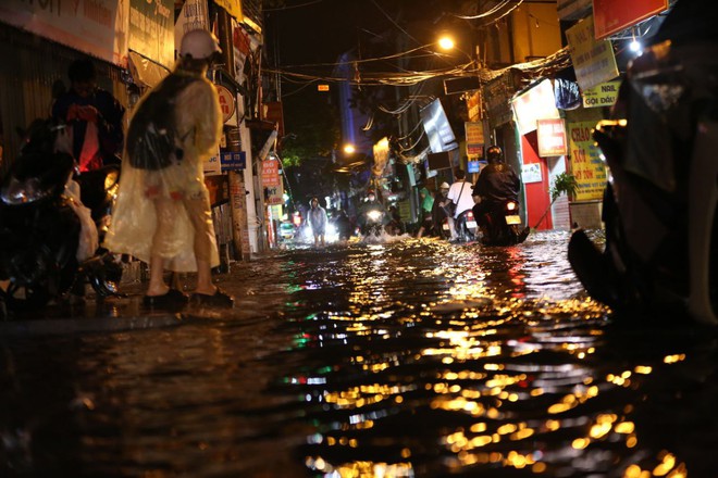 ẢNH, CLIP: Mưa gió sầm sập kéo giật lùi cả người lẫn xe, nhiều tuyến phố Hà Nội ngập lụt trong đêm- Ảnh 6. ẢNH, CLIP: Mưa gió sầm sập kéo giật lùi cả người lẫn xe, nhiều tuyến phố Hà Nội ngập lụt trong đêm- Ảnh 6.