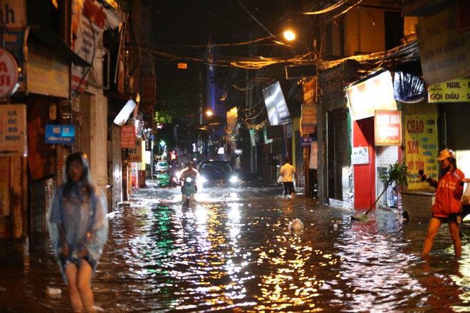 ẢNH, CLIP: Mưa gió sầm sập kéo giật lùi cả người lẫn xe, nhiều tuyến phố Hà Nội ngập lụt trong đêm- Ảnh 7. ẢNH, CLIP: Mưa gió sầm sập kéo giật lùi cả người lẫn xe, nhiều tuyến phố Hà Nội ngập lụt trong đêm- Ảnh 7.