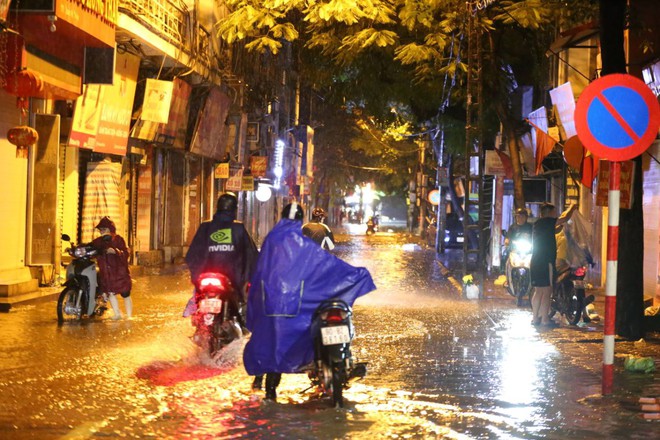 ẢNH, CLIP: Mưa gió sầm sập kéo giật lùi cả người lẫn xe, nhiều tuyến phố Hà Nội ngập lụt trong đêm- Ảnh 12. ẢNH, CLIP: Mưa gió sầm sập kéo giật lùi cả người lẫn xe, nhiều tuyến phố Hà Nội ngập lụt trong đêm- Ảnh 12.