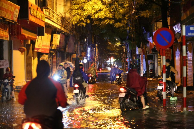 ẢNH, CLIP: Mưa gió sầm sập kéo giật lùi cả người lẫn xe, nhiều tuyến phố Hà Nội ngập lụt trong đêm- Ảnh 11. ẢNH, CLIP: Mưa gió sầm sập kéo giật lùi cả người lẫn xe, nhiều tuyến phố Hà Nội ngập lụt trong đêm- Ảnh 11.
