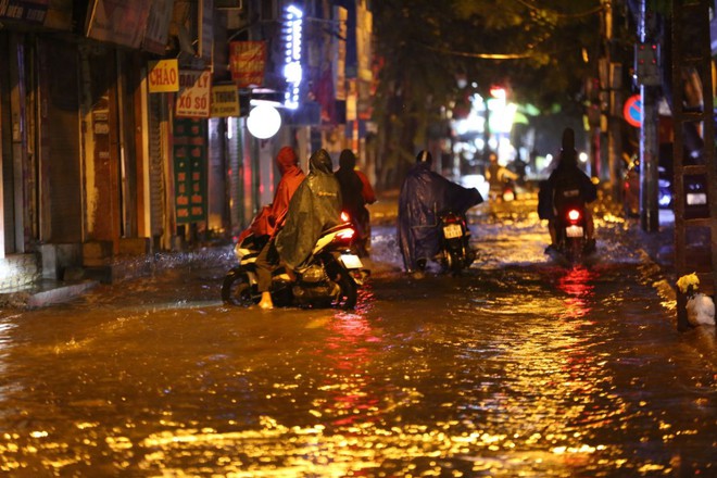 ẢNH, CLIP: Mưa gió sầm sập kéo giật lùi cả người lẫn xe, nhiều tuyến phố Hà Nội ngập lụt trong đêm- Ảnh 13. ẢNH, CLIP: Mưa gió sầm sập kéo giật lùi cả người lẫn xe, nhiều tuyến phố Hà Nội ngập lụt trong đêm- Ảnh 13.