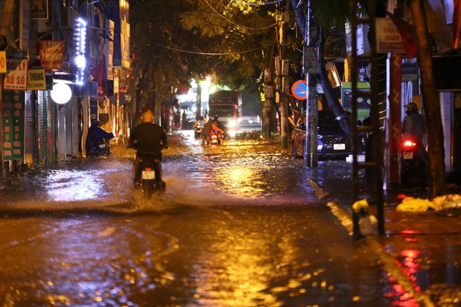 ẢNH, CLIP: Mưa gió sầm sập kéo giật lùi cả người lẫn xe, nhiều tuyến phố Hà Nội ngập lụt trong đêm- Ảnh 14. ẢNH, CLIP: Mưa gió sầm sập kéo giật lùi cả người lẫn xe, nhiều tuyến phố Hà Nội ngập lụt trong đêm- Ảnh 14.