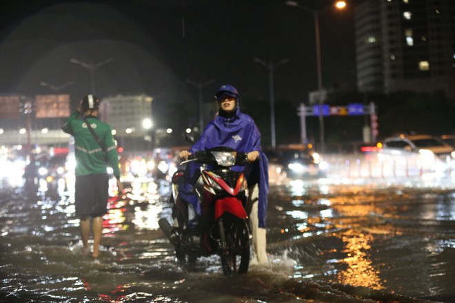 ẢNH, CLIP: Mưa gió sầm sập kéo giật lùi cả người lẫn xe, nhiều tuyến phố Hà Nội ngập lụt trong đêm- Ảnh 16. ẢNH, CLIP: Mưa gió sầm sập kéo giật lùi cả người lẫn xe, nhiều tuyến phố Hà Nội ngập lụt trong đêm- Ảnh 16.