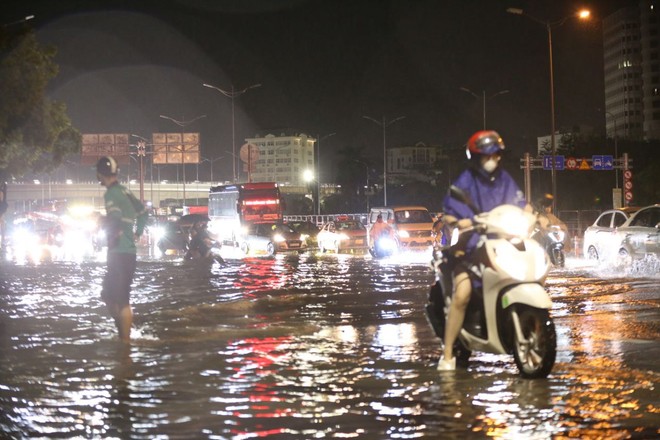 ẢNH, CLIP: Mưa gió sầm sập kéo giật lùi cả người lẫn xe, nhiều tuyến phố Hà Nội ngập lụt trong đêm- Ảnh 17. ẢNH, CLIP: Mưa gió sầm sập kéo giật lùi cả người lẫn xe, nhiều tuyến phố Hà Nội ngập lụt trong đêm- Ảnh 17.