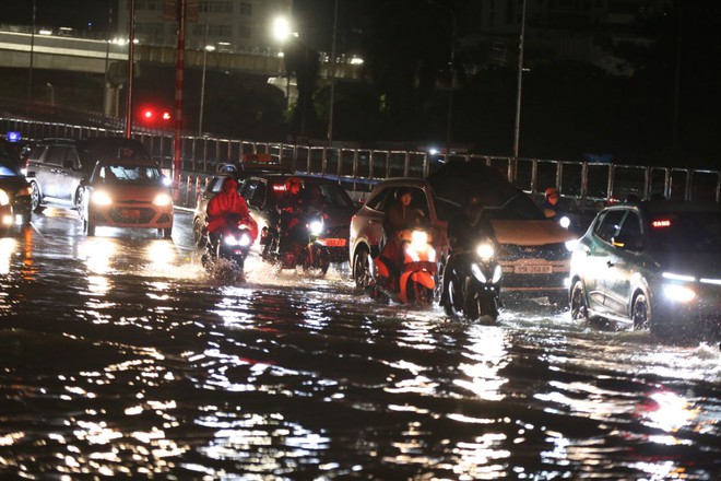 ẢNH, CLIP: Mưa gió sầm sập kéo giật lùi cả người lẫn xe, nhiều tuyến phố Hà Nội ngập lụt trong đêm- Ảnh 18. ẢNH, CLIP: Mưa gió sầm sập kéo giật lùi cả người lẫn xe, nhiều tuyến phố Hà Nội ngập lụt trong đêm- Ảnh 18.