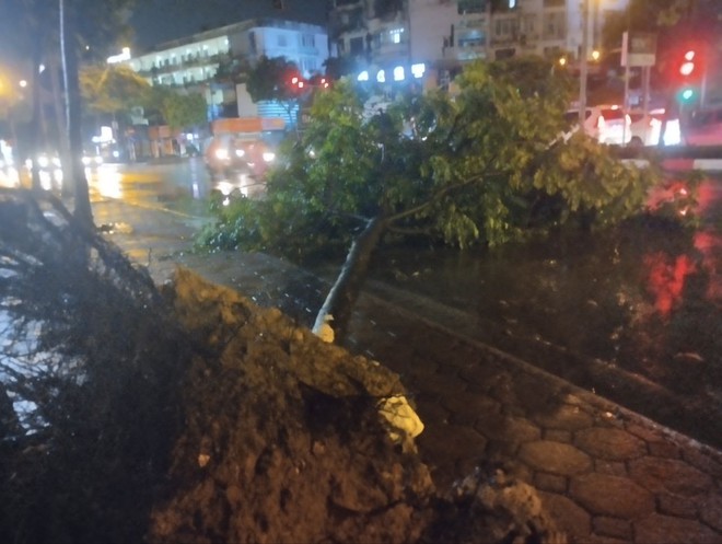 ẢNH, CLIP: Mưa gió sầm sập kéo giật lùi cả người lẫn xe, nhiều tuyến phố Hà Nội ngập lụt trong đêm- Ảnh 23. ẢNH, CLIP: Mưa gió sầm sập kéo giật lùi cả người lẫn xe, nhiều tuyến phố Hà Nội ngập lụt trong đêm- Ảnh 23.