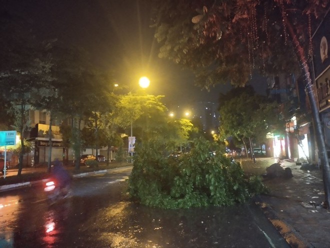 ẢNH, CLIP: Mưa gió sầm sập kéo giật lùi cả người lẫn xe, nhiều tuyến phố Hà Nội ngập lụt trong đêm- Ảnh 21. ẢNH, CLIP: Mưa gió sầm sập kéo giật lùi cả người lẫn xe, nhiều tuyến phố Hà Nội ngập lụt trong đêm- Ảnh 21.