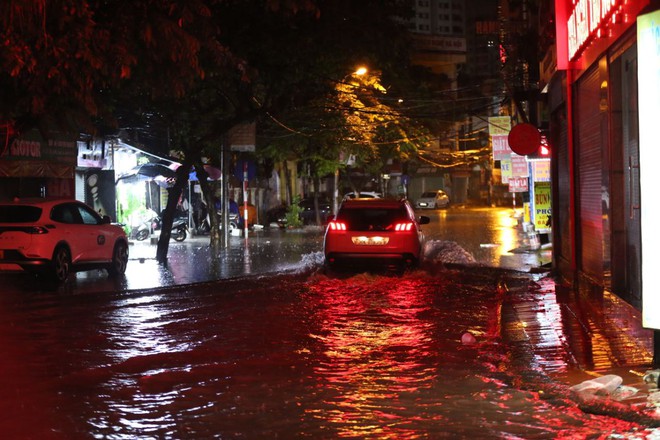 ẢNH, CLIP: Mưa gió sầm sập kéo giật lùi cả người lẫn xe, nhiều tuyến phố Hà Nội ngập lụt trong đêm- Ảnh 25. ẢNH, CLIP: Mưa gió sầm sập kéo giật lùi cả người lẫn xe, nhiều tuyến phố Hà Nội ngập lụt trong đêm- Ảnh 25.
