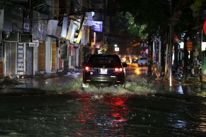 ẢNH, CLIP: Mưa gió sầm sập kéo giật lùi cả người lẫn xe, nhiều tuyến phố Hà Nội ngập lụt trong đêm- Ảnh 26. ẢNH, CLIP: Mưa gió sầm sập kéo giật lùi cả người lẫn xe, nhiều tuyến phố Hà Nội ngập lụt trong đêm- Ảnh 26.