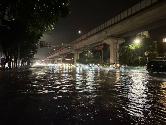 ẢNH, CLIP: Mưa gió sầm sập kéo giật lùi cả người lẫn xe, nhiều tuyến phố Hà Nội ngập lụt trong đêm- Ảnh 29. ẢNH, CLIP: Mưa gió sầm sập kéo giật lùi cả người lẫn xe, nhiều tuyến phố Hà Nội ngập lụt trong đêm- Ảnh 29.