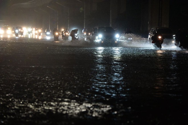 ẢNH, CLIP: Mưa gió sầm sập kéo giật lùi cả người lẫn xe, nhiều tuyến phố Hà Nội ngập lụt trong đêm- Ảnh 28. ẢNH, CLIP: Mưa gió sầm sập kéo giật lùi cả người lẫn xe, nhiều tuyến phố Hà Nội ngập lụt trong đêm- Ảnh 28.