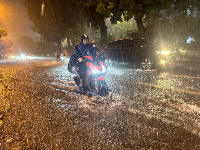 ẢNH, CLIP: Mưa gió sầm sập kéo giật lùi cả người lẫn xe, nhiều tuyến phố Hà Nội ngập lụt trong đêm- Ảnh 30. ẢNH, CLIP: Mưa gió sầm sập kéo giật lùi cả người lẫn xe, nhiều tuyến phố Hà Nội ngập lụt trong đêm- Ảnh 30.