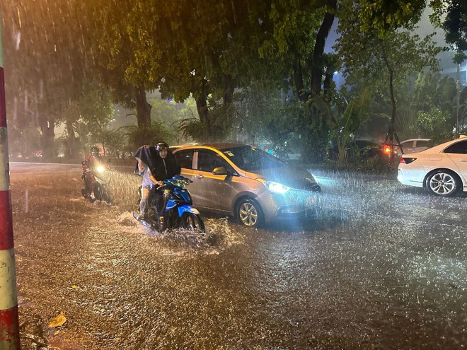 ẢNH, CLIP: Mưa gió sầm sập kéo giật lùi cả người lẫn xe, nhiều tuyến phố Hà Nội ngập lụt trong đêm- Ảnh 27. ẢNH, CLIP: Mưa gió sầm sập kéo giật lùi cả người lẫn xe, nhiều tuyến phố Hà Nội ngập lụt trong đêm- Ảnh 27.