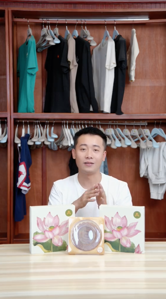 Bánh Trung thu Quang Linh Vlogs bị "bóc phốt" gửi sản phẩm khác với quảng cáo, phải xin lỗi từng khách hàng- Ảnh 1. Bánh Trung thu Quang Linh Vlogs bị "bóc phốt" gửi sản phẩm khác với quảng cáo, phải xin lỗi từng khách hàng- Ảnh 1.